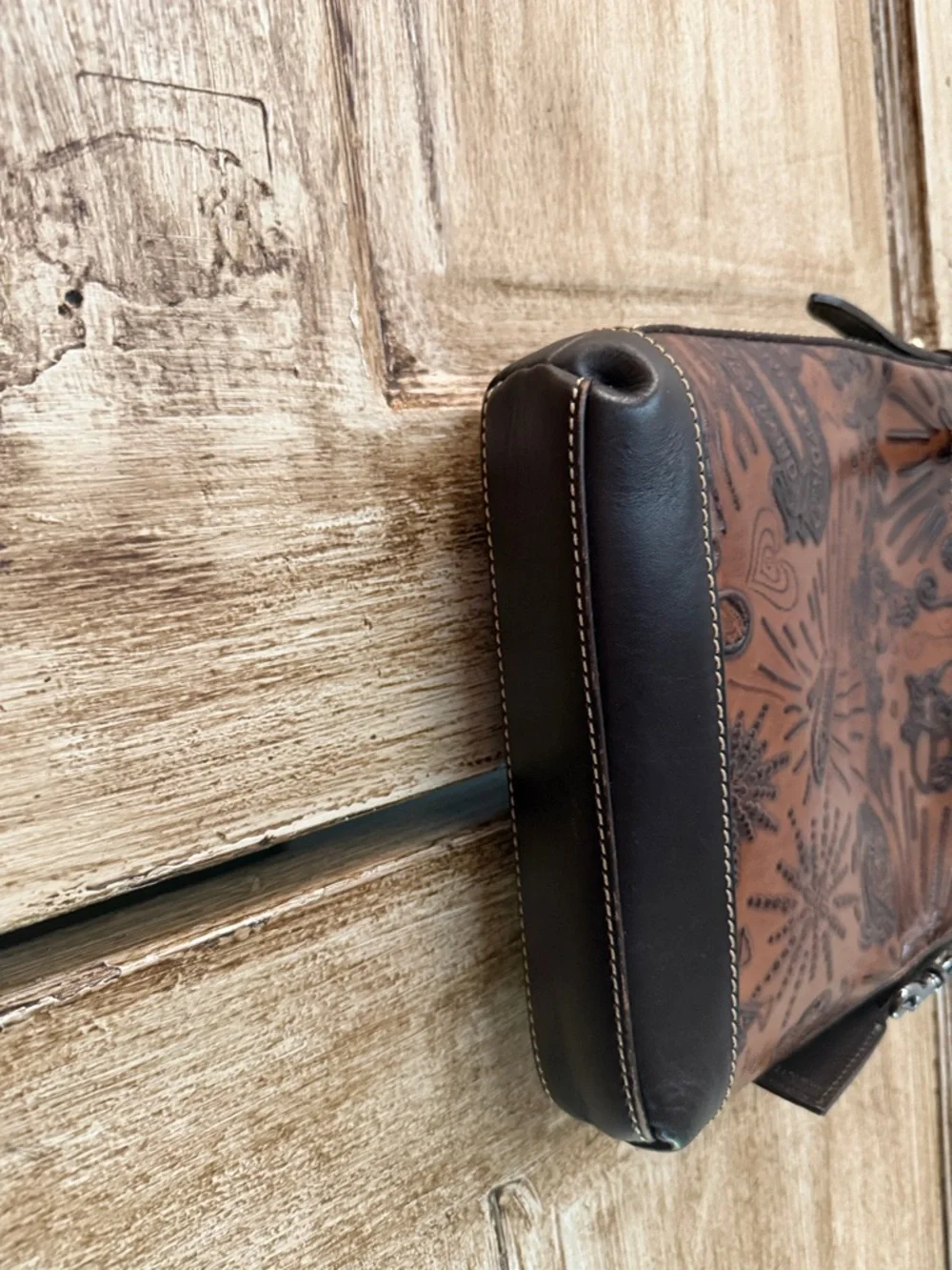 Dooney & Bourke Disney world parks Brown Embossed Leather Crossbody/Dark Trim - Picture 6 of 16